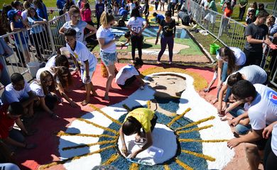 Fiéis acordam cedo para montar o tradicional tapete de Corpus Christi, na Esplanada dos Ministérios (Marcello Casal Jr/Agência Brasil)