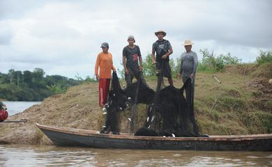  Pelos rios próximos à capital amazonense é comum encontrar pescadores nas portas das casas (Tomaz Silva/Agência Brasil)