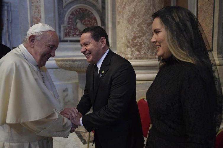 O Papa Francisco cumprimenta o vice-presidente general Hamilton Mourão e sua esposa, Paula Mourão no Vaticano 