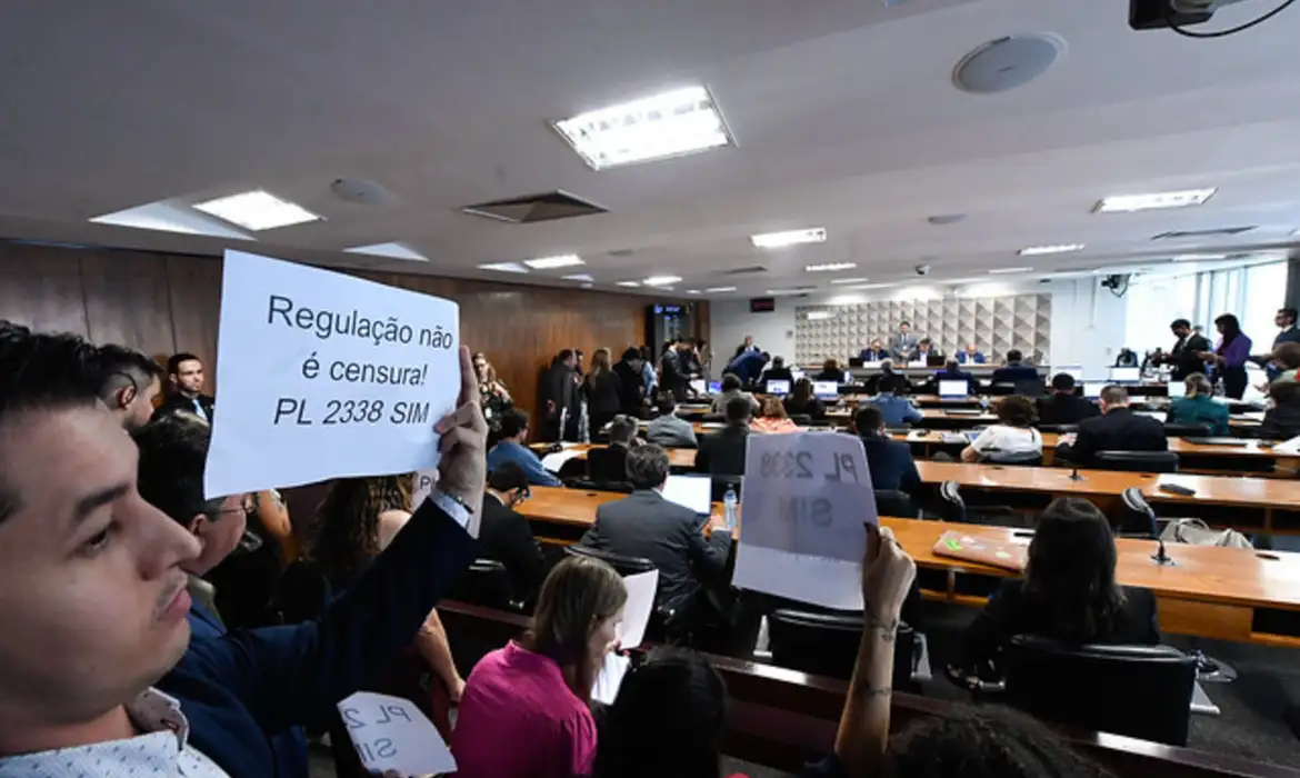 Brasília- 05/12/2024  Comissão Temporária Interna sobre Inteligência Artificial no Brasil (CTIA) realiza reunião com 1 item, o PL 2.338/2023, que dispõe sobre o uso da Inteligência Artificial.
À mesa, em pronunciamento, relator do PL 2.338/2023, senador Eduardo Gomes (PL-TO).
Foto: Edilson Rodrigues/Agência Senado