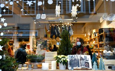 Consumidores fazem compras de natal em shopping de Nijmegen, na Holanda