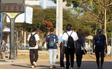 Brasília (DF), 03.09.2024 - Seca e alta temperatura em Brasília. Pessoas no Parque da Cidade.  Foto: Bruno Peres/Agência Brasil
