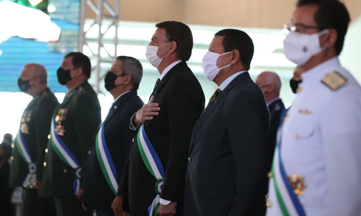 Presidente Jair Bolsonaro participou, nesta quinta-feira (10), da cerimônia em comemoração ao 22° aniversário de criação do Ministério da Defesa e Imposição da Ordem do Mérito da Defesa.