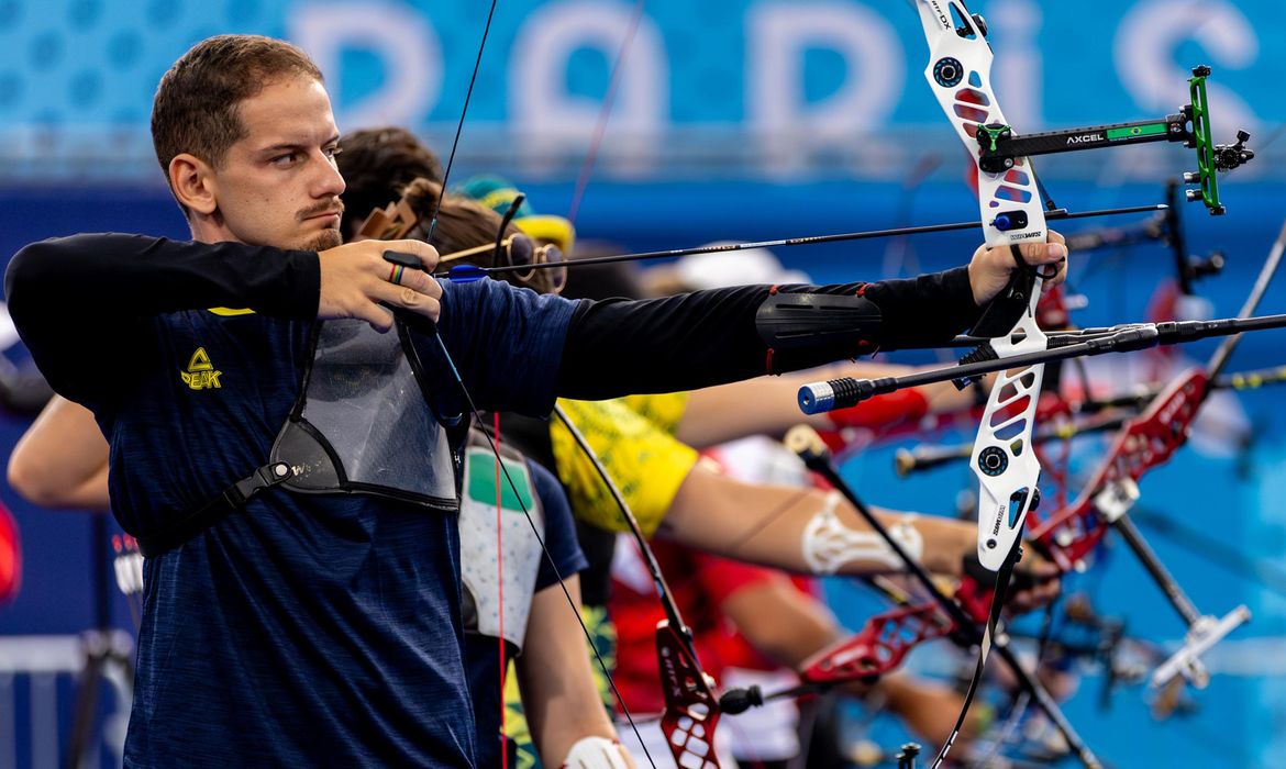 2024.07.23 - Jogos Olímpicos Paris 2024 - Tiro com Arco - O atleta Marcus Vinícius D'Almeida (E) em sessão de treino para os Jogos Olímpicos de Paris 2024.