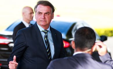 O presidente Jair Bolsonaro conversa com turistas no Palácio da Alvorada. 