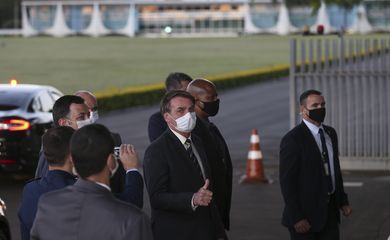 O presidente Jair Bolsonaro cumprimenta apoiadores  no Palácio da Alvorada