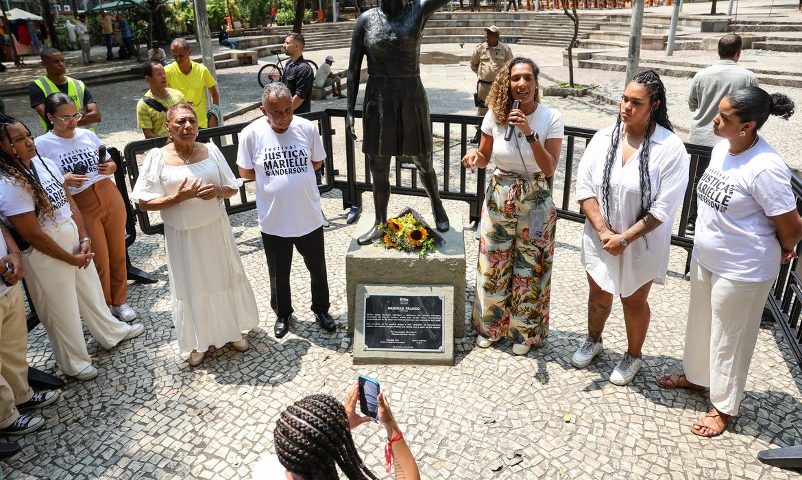 Rio de Janeiro (RJ), 14/03/2025 – Familiares durante ato em memória de Marielle Franco e Anderson Gomes, na Praça Mário Lago, no centro do Rio de Janeiro. Foto: Tomaz Silva/Agência Brasil