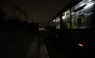 São Paulo (SP), 13/10/2024  -. Avenida do Cursino no bairro do Jabaquara sem energia elétrica desde sexta-feira devido as chuvas.Foto: Paulo Pinto/Agência Brasil