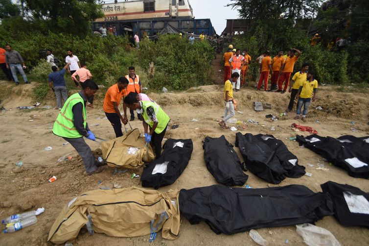 Rescue workers carry a body of a victim after a deadly collision of trains in Balasore district in the eastern state of Odisha, India, June 3, 2023. REUTERS/Stringer NO RESALES. NO ARCHIVES.