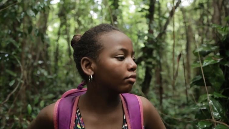 Maria Carla, de 11 anos, segue os passos da família na religião de origem indígena