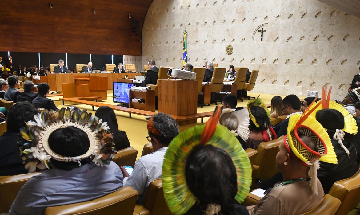 Sessão plenária do STF. Ministros durante a sessão plenária. Indígenas acompanham a sessão plenária do STF. Foto: Carlos Moura/SCO/STF