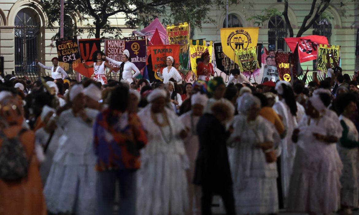 São Paulo (SP), 25/07/2025 - Pessoas participam da Marcha das Mulheres Negras. Foto: Paulo Pinto/Agência Brasil