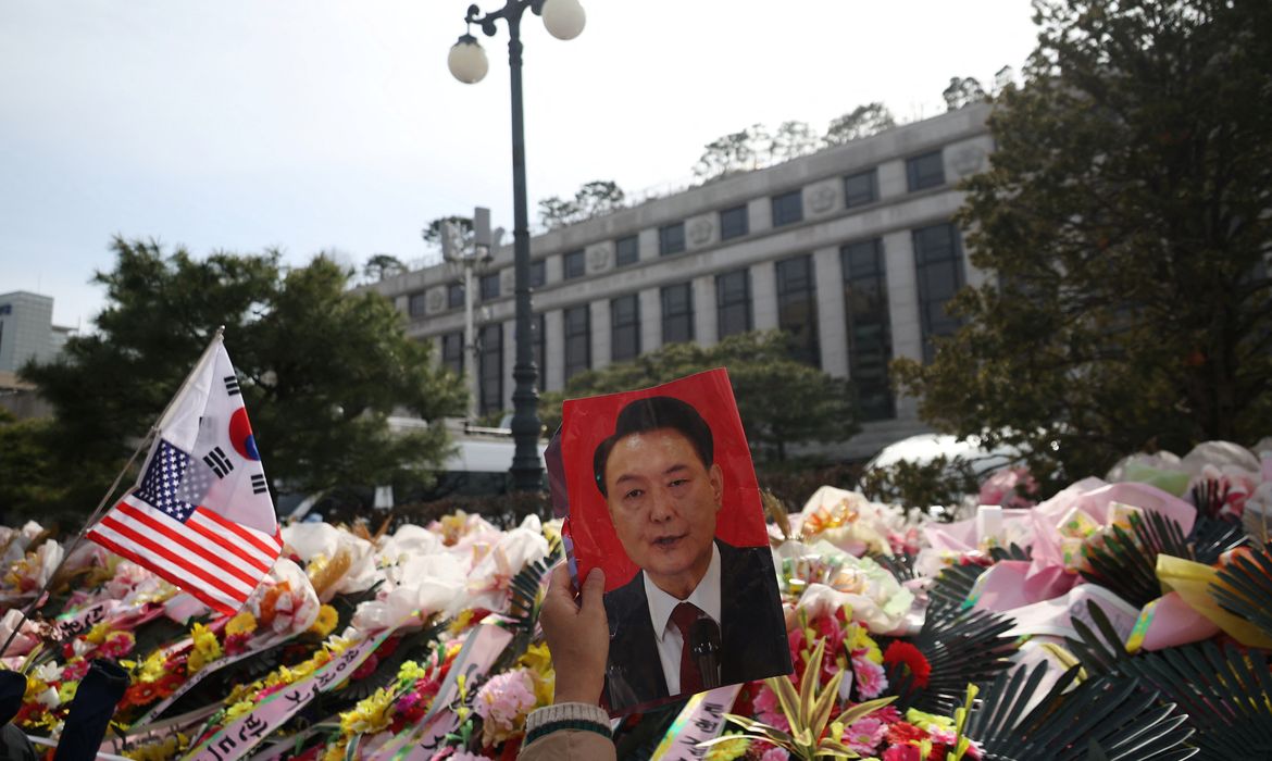 Manifestante segura cartaz com retrato de presidente afastado da Coreia do Sul, Yoon Suk Yeol, em Seul
13/03/2025 REUTERS/Kim Hong-Ji