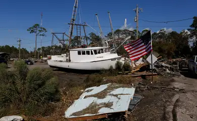 A shrimp boat is pushed inland after Hurricane Helene passed through the Florida panhandle, severely impacting the community of Keaton Beach, Florida, U.S., September 29, 2024. Reuters/Octavio Jones/Proibida reprodução