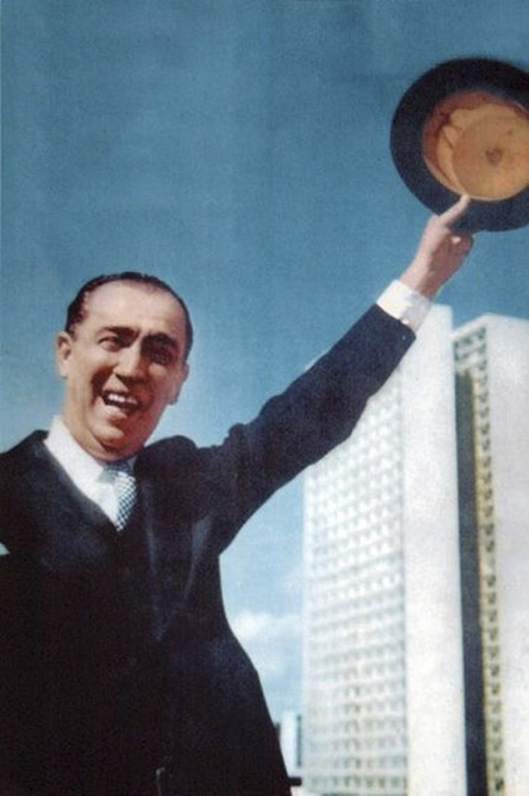 É de Gervásio a foto do ex-presidente Juscelino Kubitschek acenando com a cartola para o povo na inauguração de Brasília, em 21 de abril de 1960. 