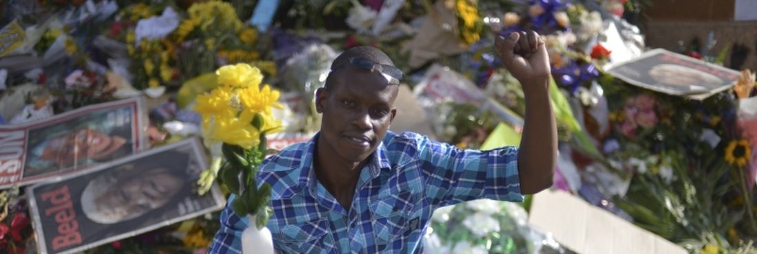 Sul-africanos acordam cedo para ver caixão com corpo Mandela Sul-africanos acordam cedo para ver caixão com corpo Mandela