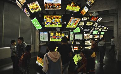 Crianças brincam no Museu do Futebol durante a exibição do primeiro jogo da Copa do Mundo 2018, Rússia contra Arábia Saudita, no Estádio do Pacaembu.