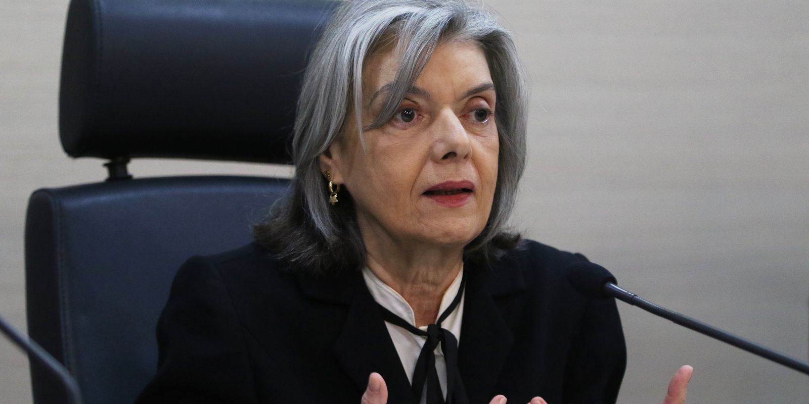 Cármen Lúcia é eleita presidente do TSE