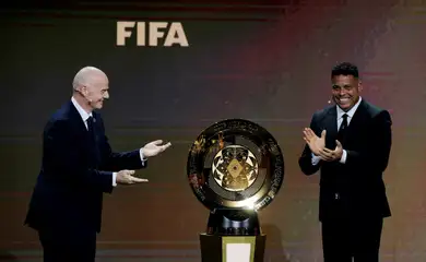 Soccer Football - Club World Cup - Draw - Miami, Florida, United States - December 5, 2024 FIFA president Gianni Infantino and Ronaldo unveil the trophy before the draw. Super Mundial de Clubes da FIFA 2025. Reuters/Brian Snyder/Proibida reprodução