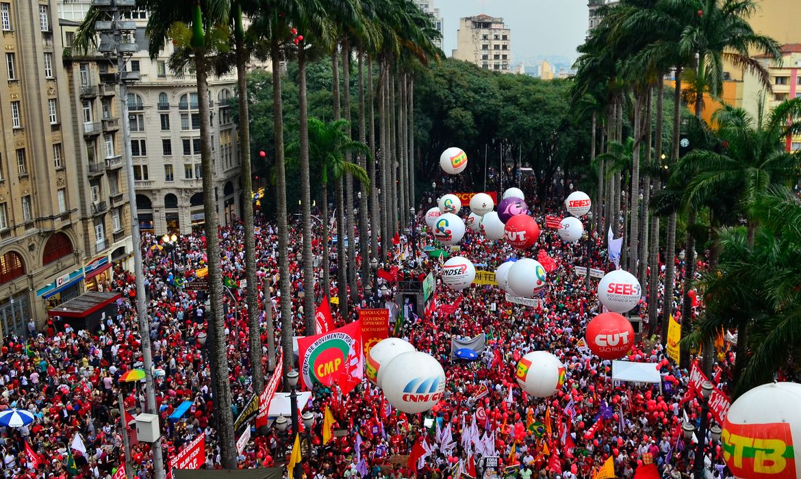 São Paulo - Frente Brasil Popular e Frente Povo Sem Medo realizam ato em Defesa da Democracia e Contra o Golpe de Estado na praça da Sé (Rovena Rosa/Agência Brasil)