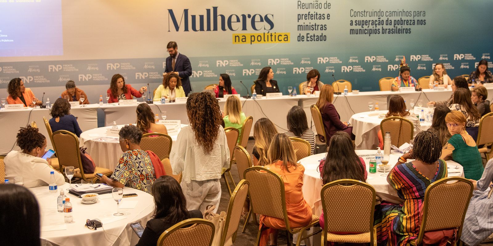 Ministras e prefeitas defendem mais participação feminina na política
