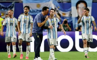 Soccer Football - FIFA World Cup 2026 - Round of 32 - Argentina v Cape Verde - Miami Stadium, Miami Gardens, Florida, U.S. - July 3, 2026 Argentina coach Lionel Scaloni speaks with Lionel Messi after Cristian Romero scores their third goal REUTERS/Amanda Perobelli