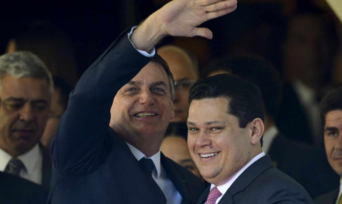 O presidente Jair Bolsonaro e o presidente do Senado, Davi Alcolumbre, após reunião com parlamentares e governadores, na residência oficial do Senado.