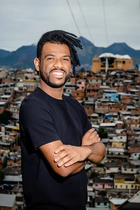 Rio de Janeiro (RJ) - Comunicador Rene Silva fundou o Voz das Comunidades no Complexo do Alemão.<br />
Foto: Renato Moura/Voz das Comunidades/Divulgação