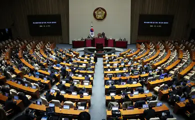 Lawmakers sit inside the hall at the National Assembly, after South Korean President Yoon Suk Yeol declared martial law, in Seoul, South Korea, December 4, 2024. Reuters/Kim Hong-Ji/Proibida reprodução