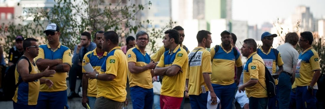 São Paulo – Cerca de 250 trabalhadores dos Correios fazem uma manifestação no vão-livre do Museu de Arte de São Paulo cobrando reposição salarial