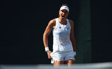 Tennis - Wimbledon - All England Lawn Tennis and Croquet Club, London, Britain - June 30, 2025 Brazil's Beatriz Haddad Maia celebrates winning her first round match against Slovakia's Rebecca Sramkova REUTERS/Isabel Infantes