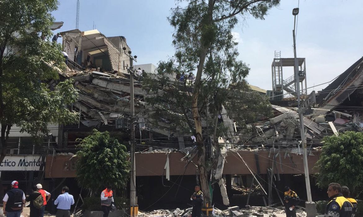 Cidade do México - Vista de um destruído durante terremoto que atingiu o México (EPA/Direitos reservados)
