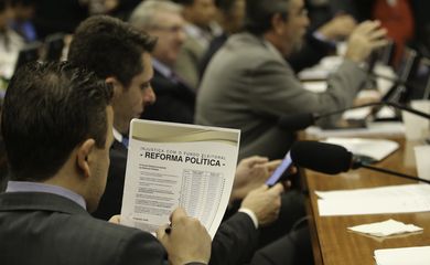 Brasília - Comissão Especial da Reforma Política se reúne para votação do relatório parcial do relator, deputado Vicente Cândido (Fabio Rodrigues Pozzebom/Agência Brasil)
