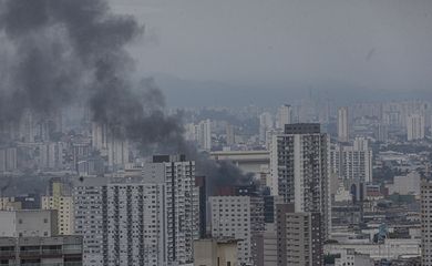 São Paulo (SP), 27/10/2024 - Incêndio atinge prédio no bairro do Brás Foto: Paulo Pinto/Agência Brasil