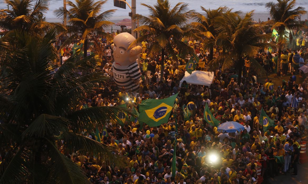 Eleitores acompanham apuração em frente à casa de Jair Bolsonaro (PSL), na orla da Barra da Tijuca.