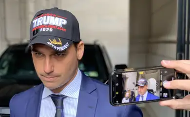 O deputado federal Eduardo Bolsonaro, filho do presidente eleito Jair Bolsonaro, disse que o futuro governo tem a intenção de mudar a embaixada do Brasil em Israel. Eduardo Bolsonaro com boné que ganhou de apoiadores em Washington.