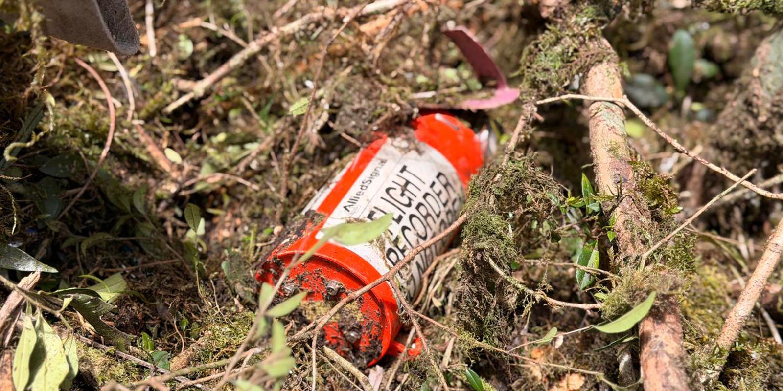 Cenipa recupera caixa preta de helicóptero que levava cantor Rick