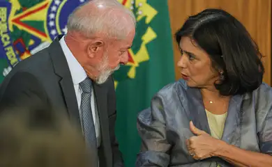 Brasília (DF), 25/02/2025 - Presidente Luiz Inácio Lula da Silva (e) ao lado da ministra da saúde, Nísia Trindade (d), durante cerimônia de assinatura de parcerias para fortalecimento da produção e inovação de vacinas e biofármacos
Foto: Jose Cruz/Agência Brasil