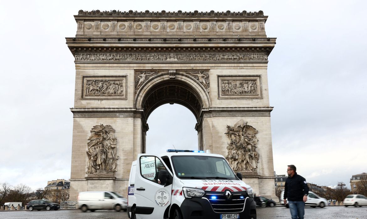 Membros do esquadrão anti-bombas da polícia de Paris na avenida Champs Elysees, perto do Arco do Triunfo
04/12/2023 REUTERS/Stephanie Lecocq