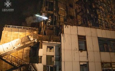 Bombeiro nos destroços de hotel atingido por ataque russo em Odesa, na Ucrânia