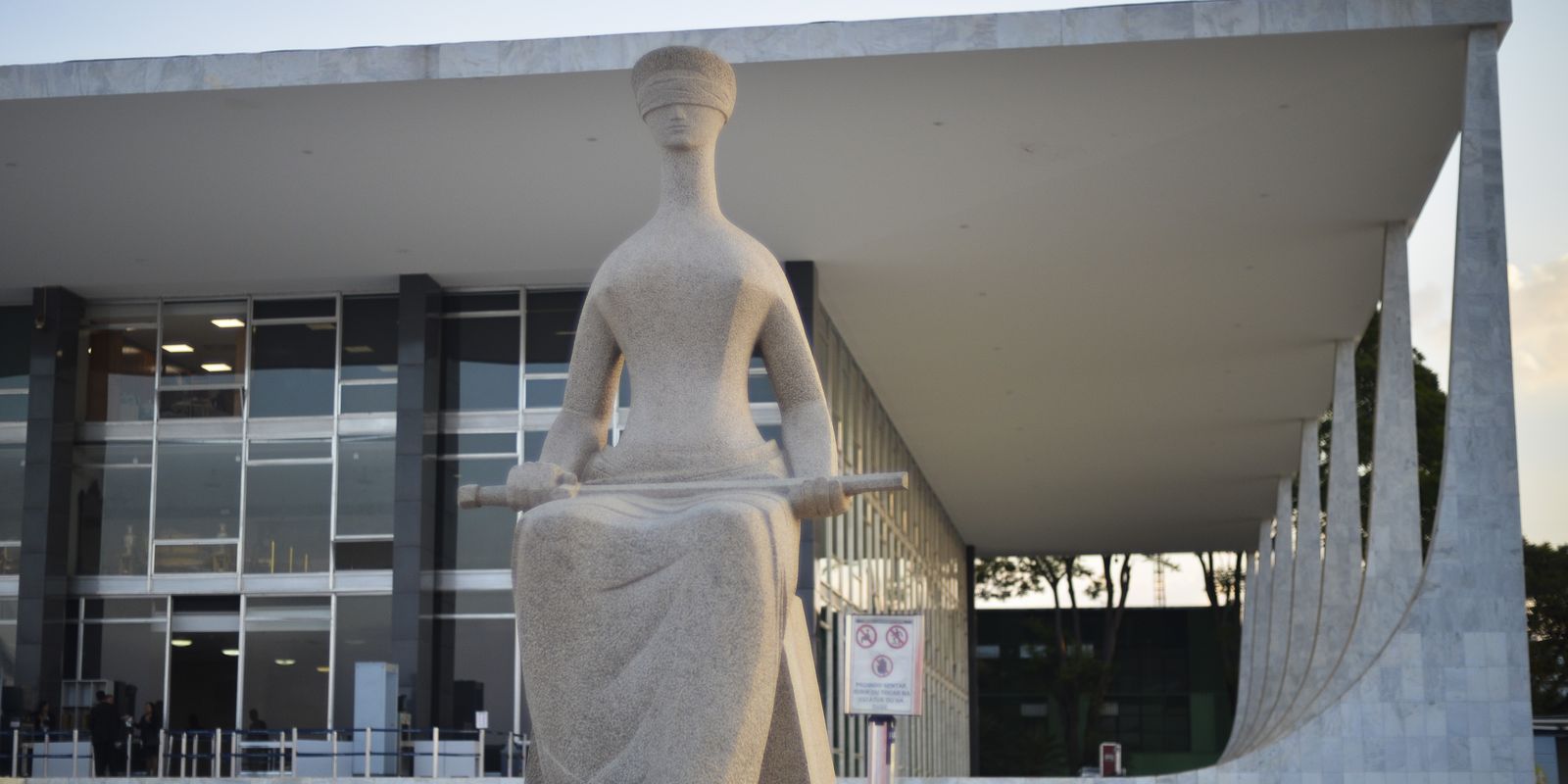 Fachada do Supremo Tribunal Federal (STF) com estátua A Justiça, de Alfredo Ceschiatti, em primeiro plano.