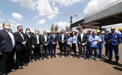 Acompanhado do Presidente do Paraguai, Mario Abdo Benítez, o Presidente Jair Bolsonaro, visitou, nesta terça-feira (1), as obras da Ponte da Integração Brasil-Paraguai.