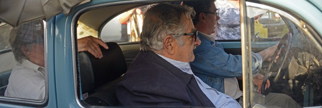 O presidente do Uruguai, José Mujica, voltou a surpreender ao chegar para votar em uma sessão eleitoral em Montevidéu com o seu Fusca azul celeste. Os uruguaios vão às urnas neste domingo para eleger o sucessor do popular chefe de Estado.