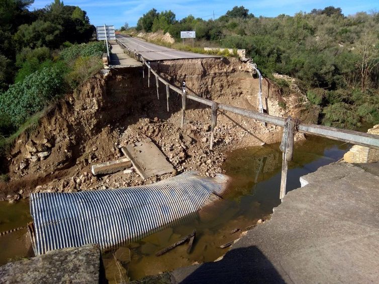 Trecho de rodovia destruído após fortes chuvas na região de Mallorca, na Espanha