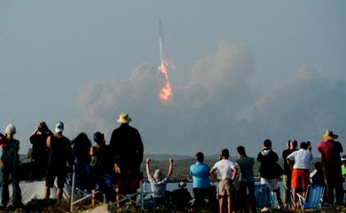 Espaçonave Starship da SpaceX no topo do foguete Super Heavy decola da plataforma de lançamento de Boca Chica, Texas
20/04/2023
REUTERS/Go Nakamura