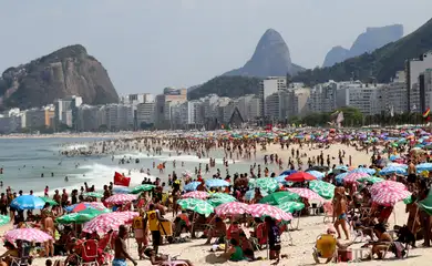 Rio de Janeiro (RJ), 24/08/2023 - Cariocas se refrescam na praia do Leme em meio a forte onda de calor. Foto:Tânia Rêgo/Agência Brasil