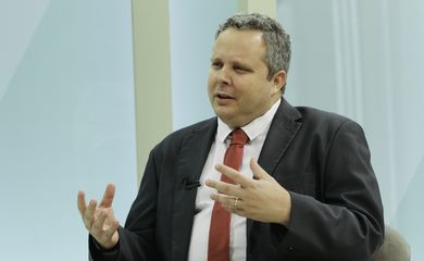 O presidente do Instituto de Metrologia, Qualidade e Tecnologia (Inmetro), Marcos Heleno Guerson de Oliveira Junior, participa do programa Brasil em Pauta, da TV Brasil