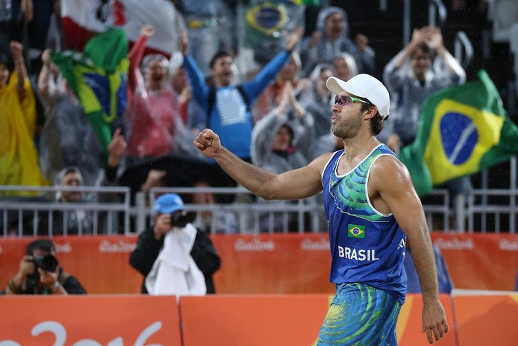 Brasiliense Bruno Schmidt é eleito o melhor jogador de vôlei de praia da  temporada em 2015