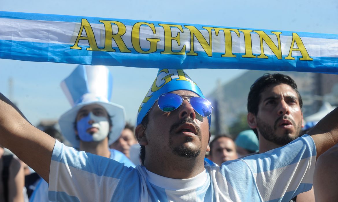Torcedores de Argentina e Bélgica se reúnem no FIFA Fan Fest, em Copacabana, para assistirem ao jogo válido pelas quartas de final da Copa do Mundo(Tânia Rêgo/Agência Brasil)