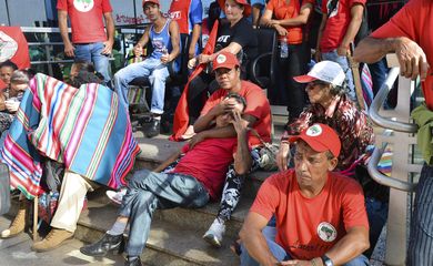 Brasília - Manifestantes ligados a Movimentos Sociais ocupam Ministério das Cidades em Brasília  (Elza Fiuza /Agência Brasil)